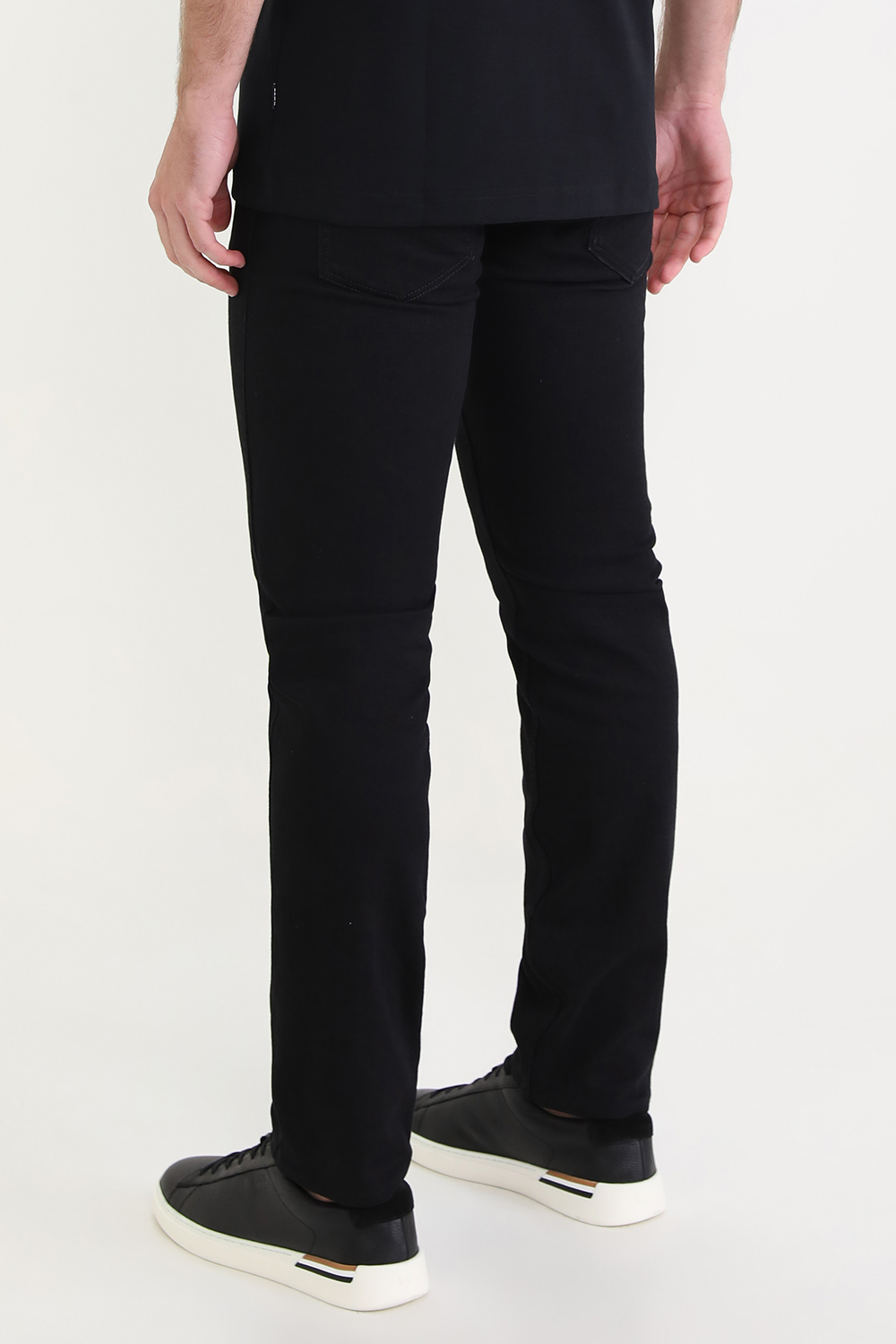 תמונת דוגמן אחורית של Slim-Fit Jeans in Deep-Black