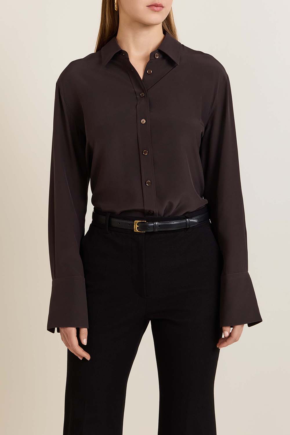 תמונת דוגמן קידמית של חולצת משי מכופתרת