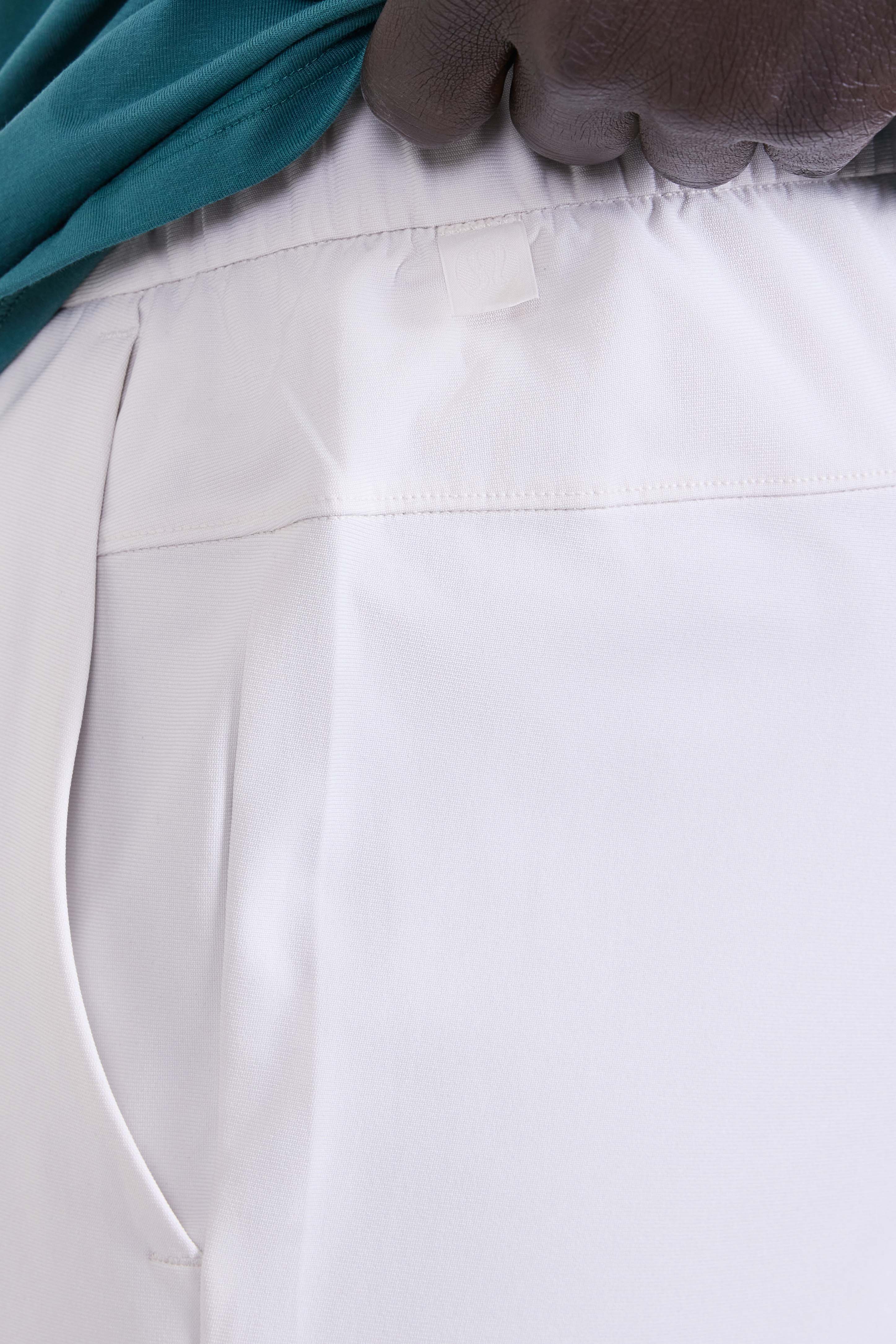 תמונת תקריב דוגמן של ABC Warpstreme Slim-Fit Pull-On Pant Regular