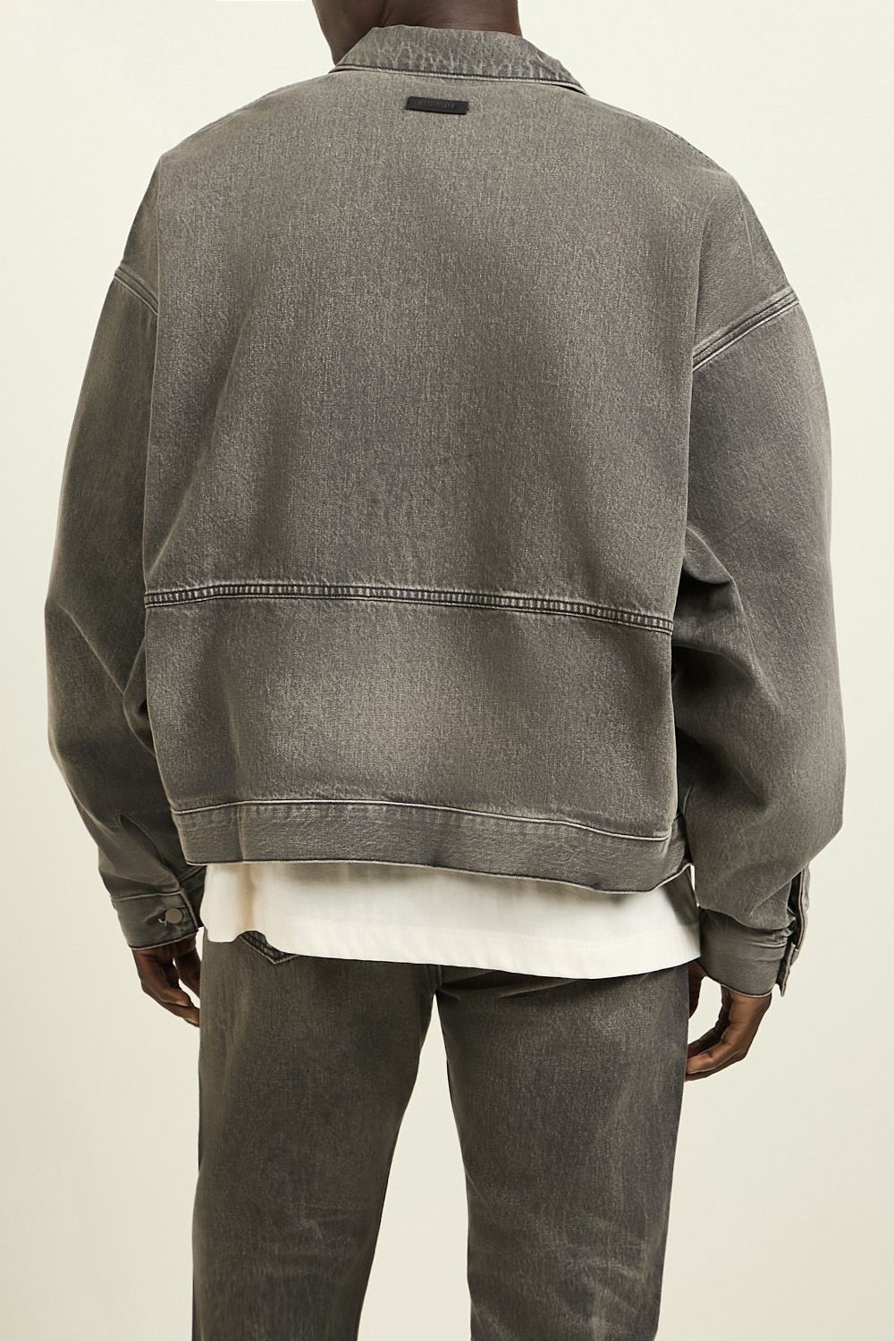 תמונת תקריב דוגמן של ז'קט ג'ינס