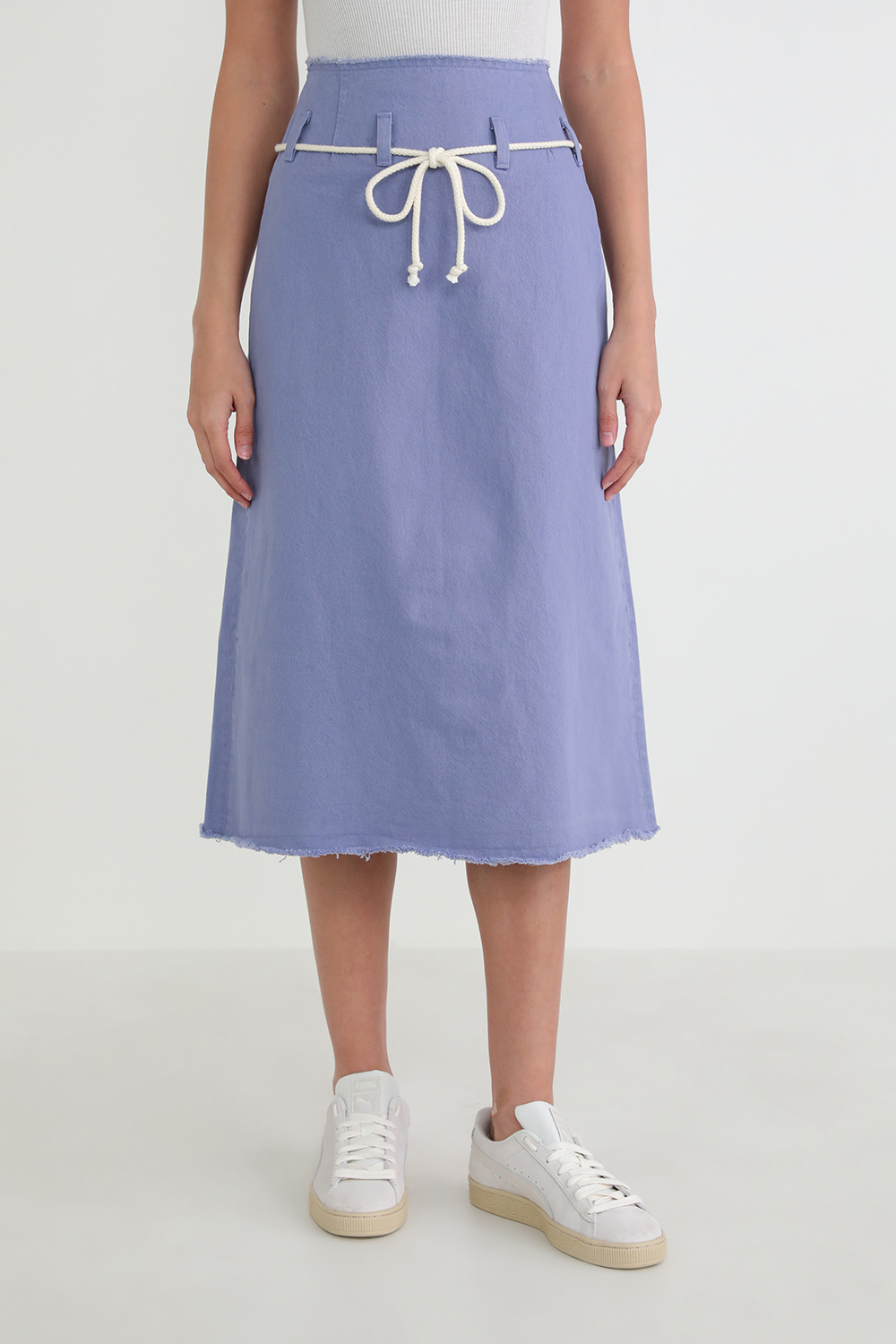 תמונת דוגמן קידמית של ליוויס X אמה צ'מברליין חצאית מידי