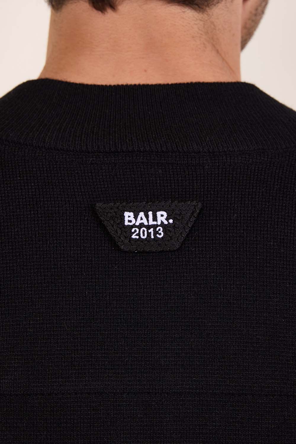 תמונת תקריב דוגמן של קרדיגן סרוג בסגירת רוכסן