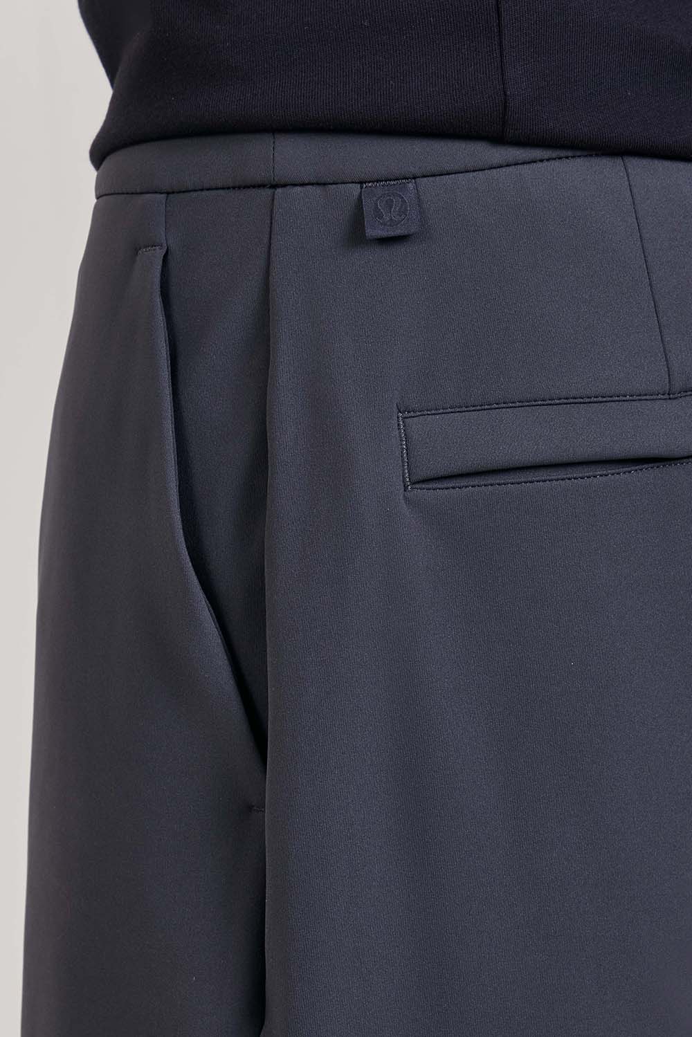 תמונת תקריב דוגמן של Men's Daydrift Classic-Fit Trouser Regular