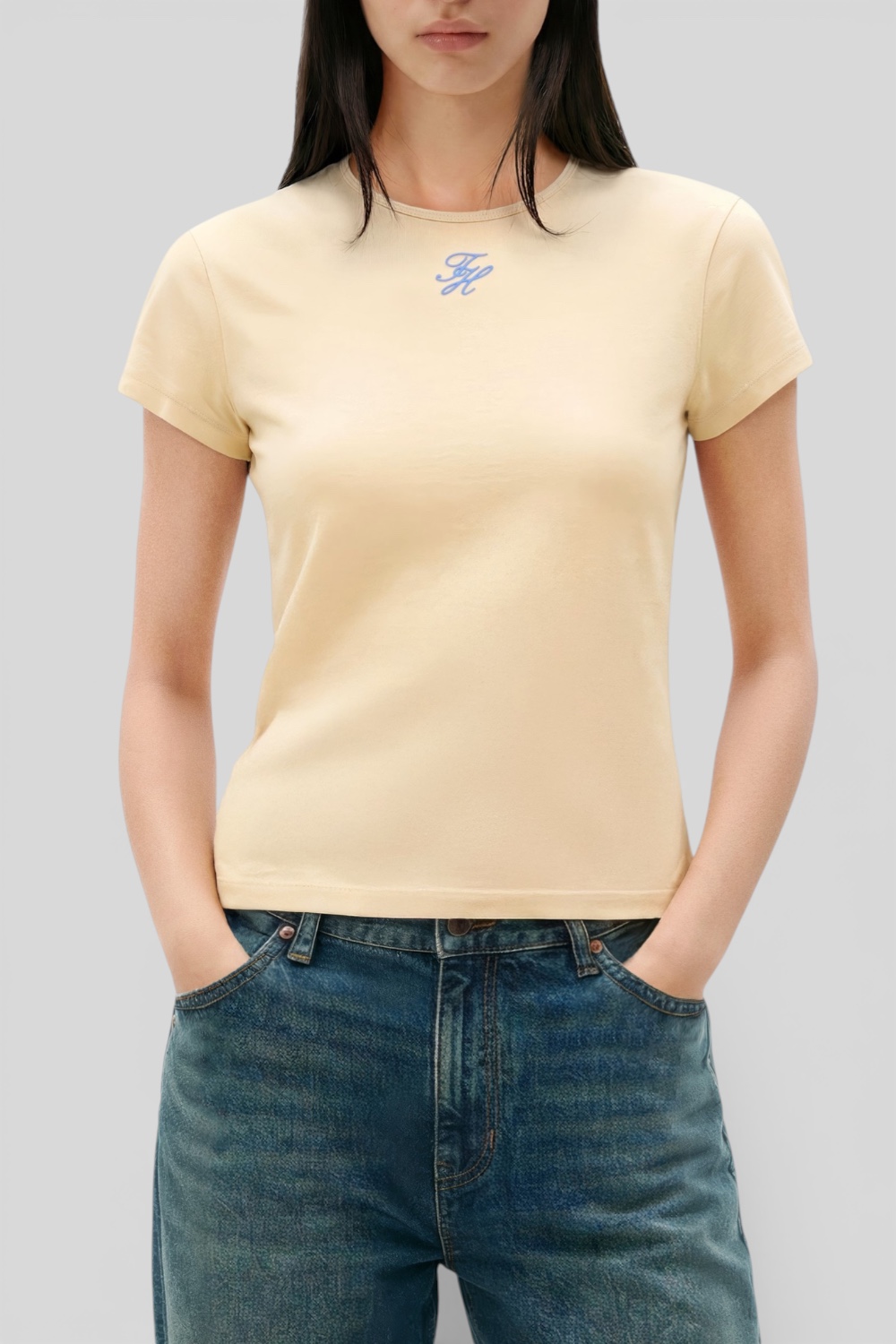 תמונת דוגמן קידמית של חולצת טי סלים