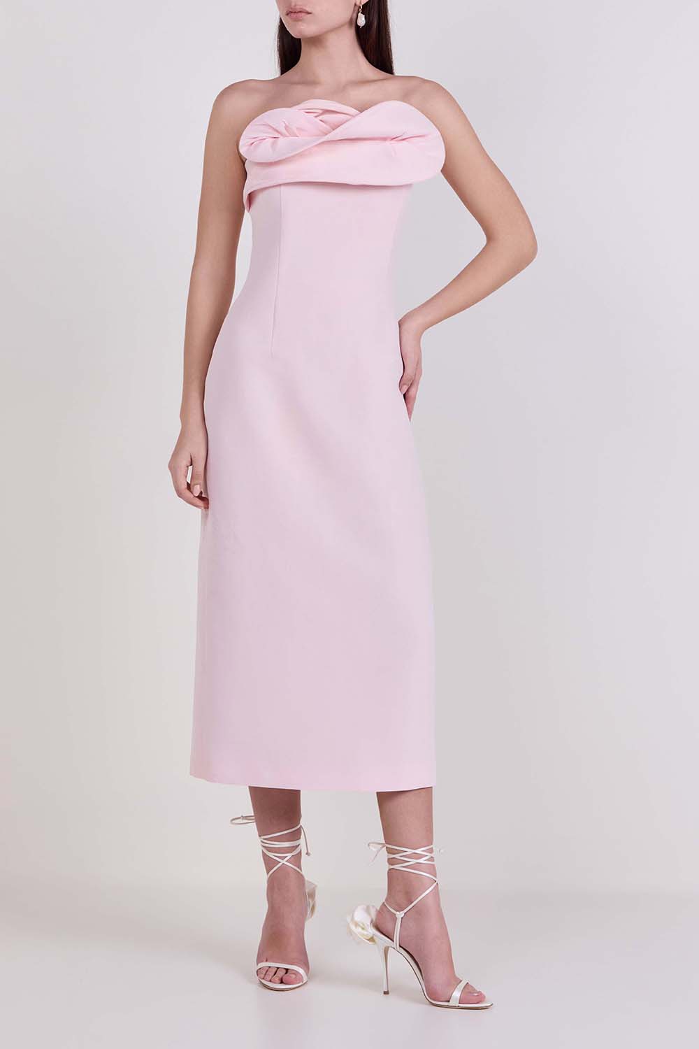 תמונת דוגמן קידמית של שמלת מידי סטרפלס