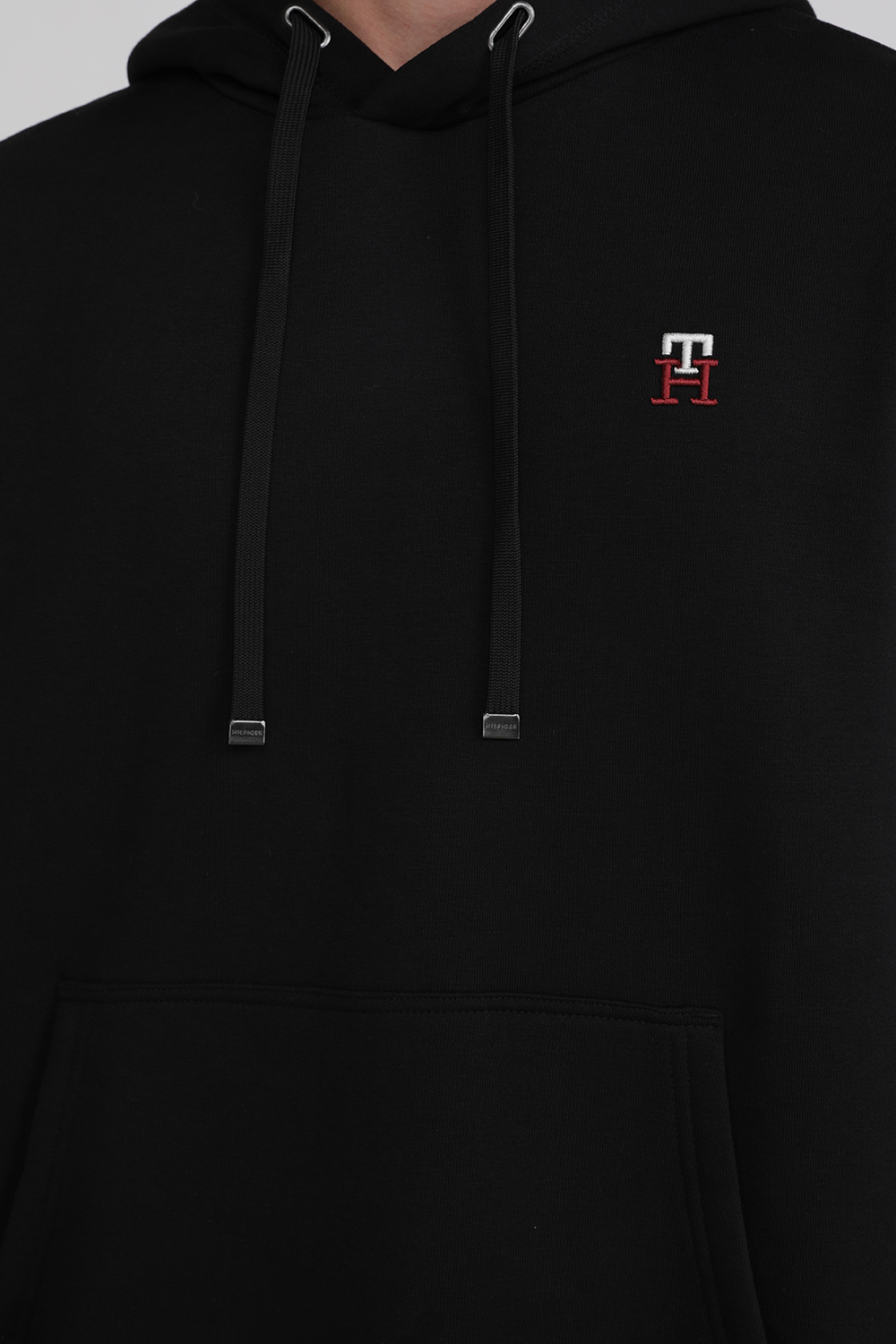 תמונת תקריב דוגמן של סווטשירט קפוצ`ון