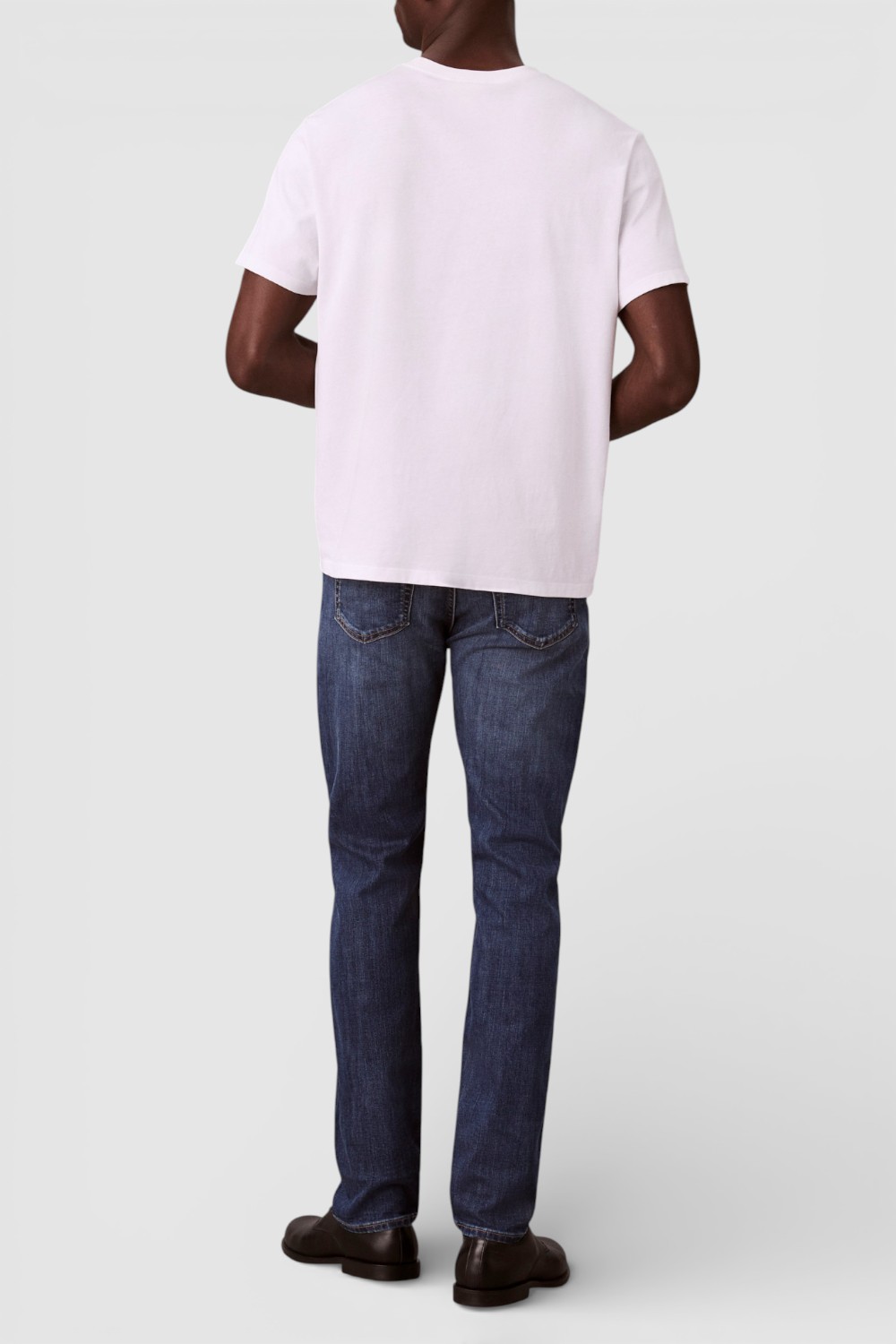 תמונת דוגמן אחורית של מכנסי ג'ינס בגזרת סלים