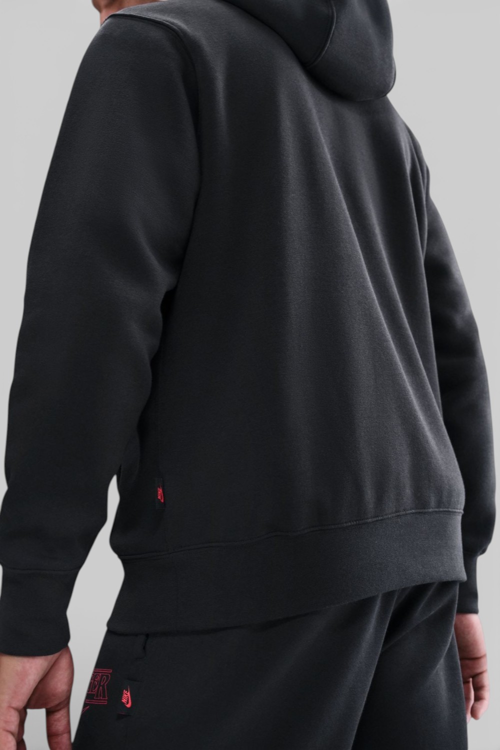 תמונת דוגמן אחורית של קפוצ&rsquo;ון נייקי X דברים מוזרים