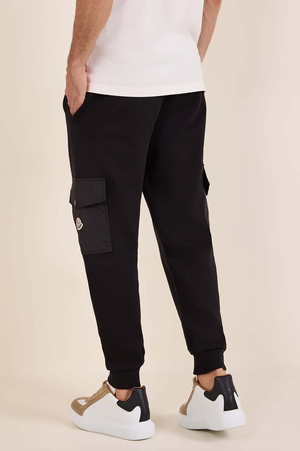 תמונת דוגמן אחורית של מכנסי טרנינג