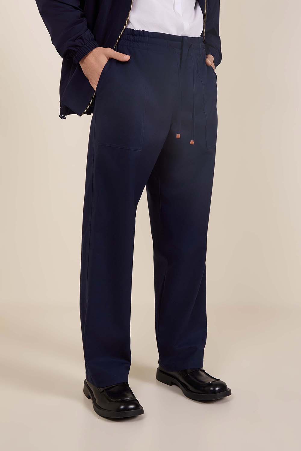 תמונת דוגמן קידמית של מכנסי צ'ינו