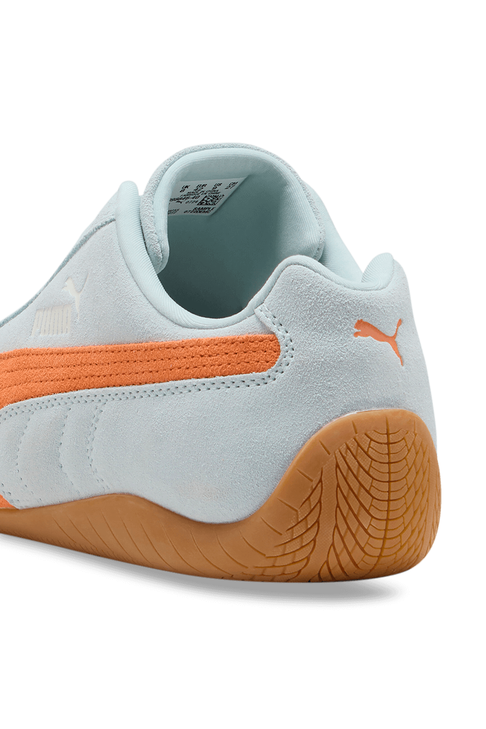 תמונת תקריב של נעלי סניקרס ספידקאט