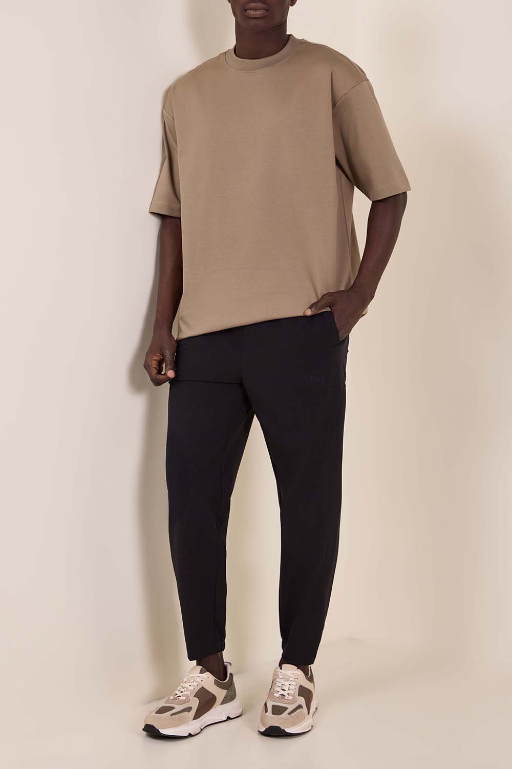 תמונת דוגמן קידמית של נעלי סניקרס