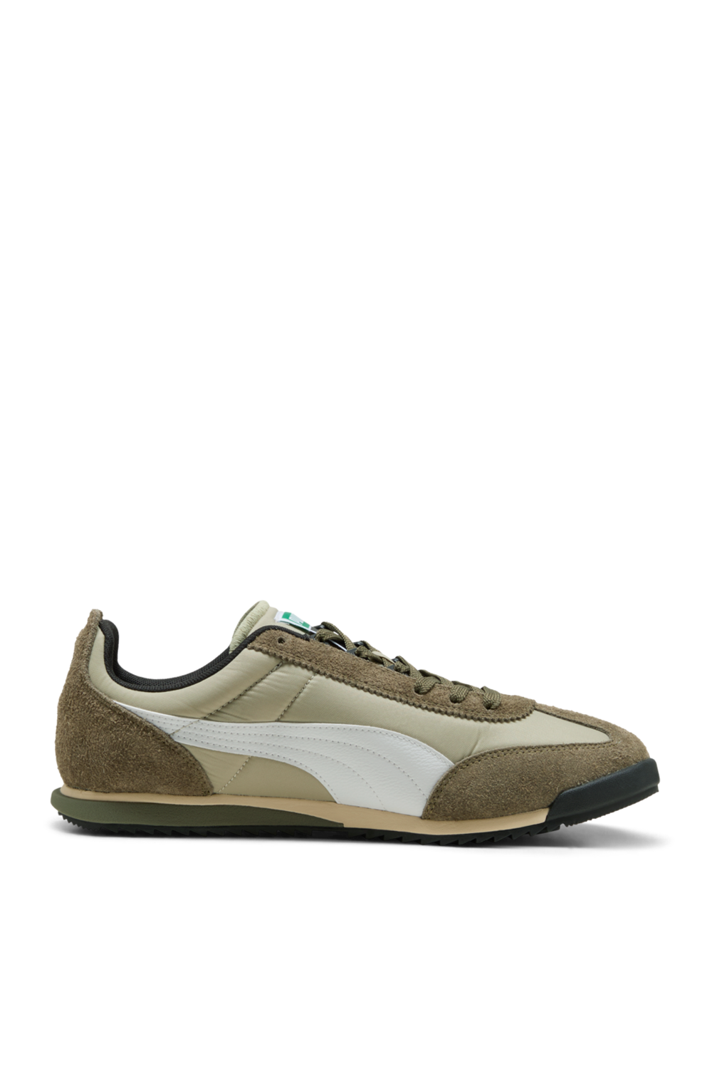 תמונה קידמית של נעלי סניקרס