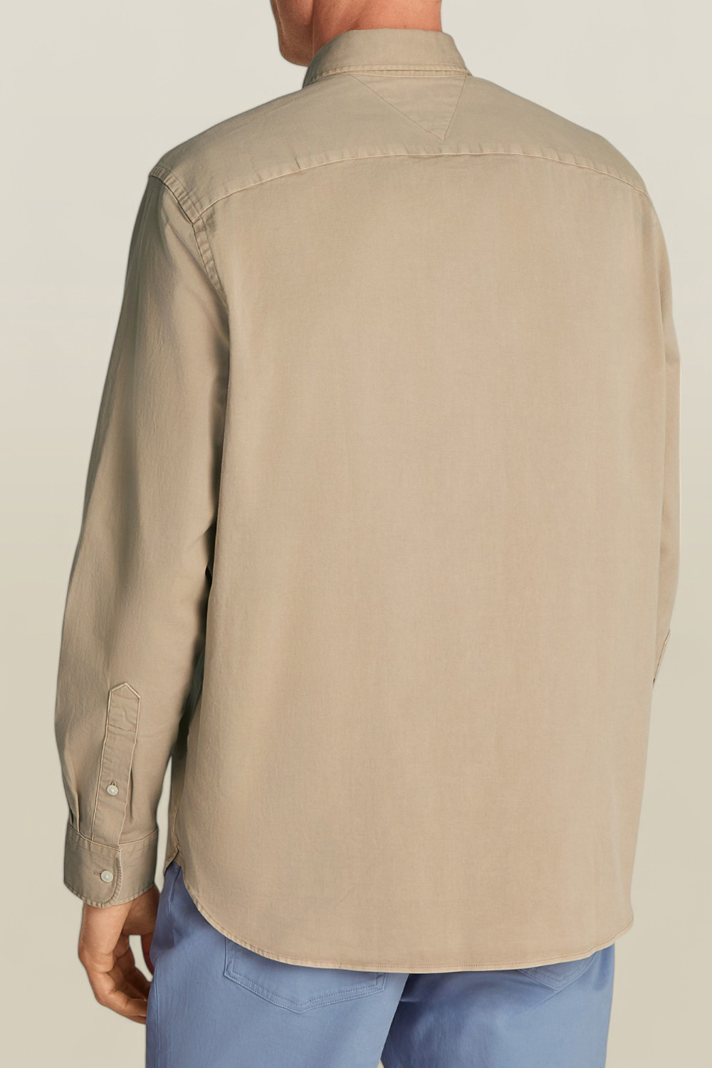 תמונת דוגמן אחורית של חולצה מכופתרת