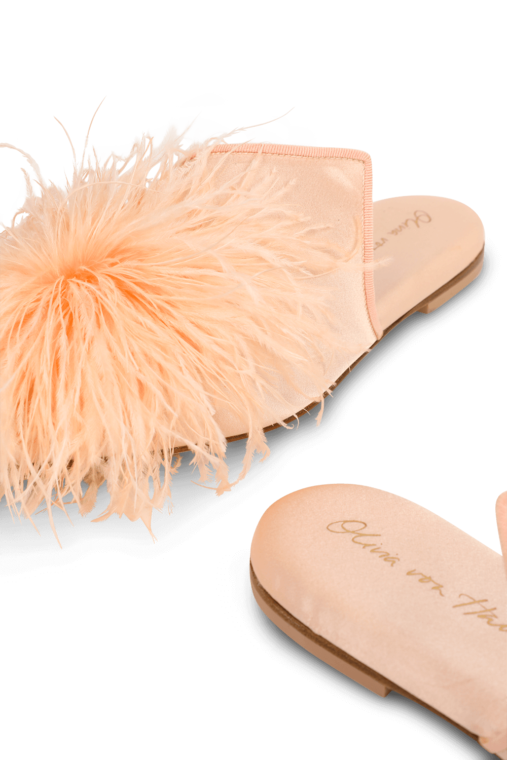 תמונת תקריב של נעלי בית קונטסה ממשי עם נוצות