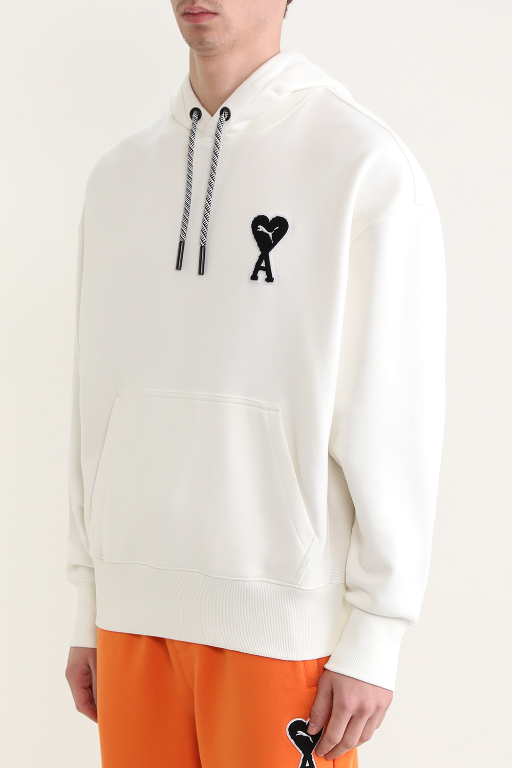 תמונת דוגמן קידמית של פומה X אמי סווטשירט קפוצ'ון