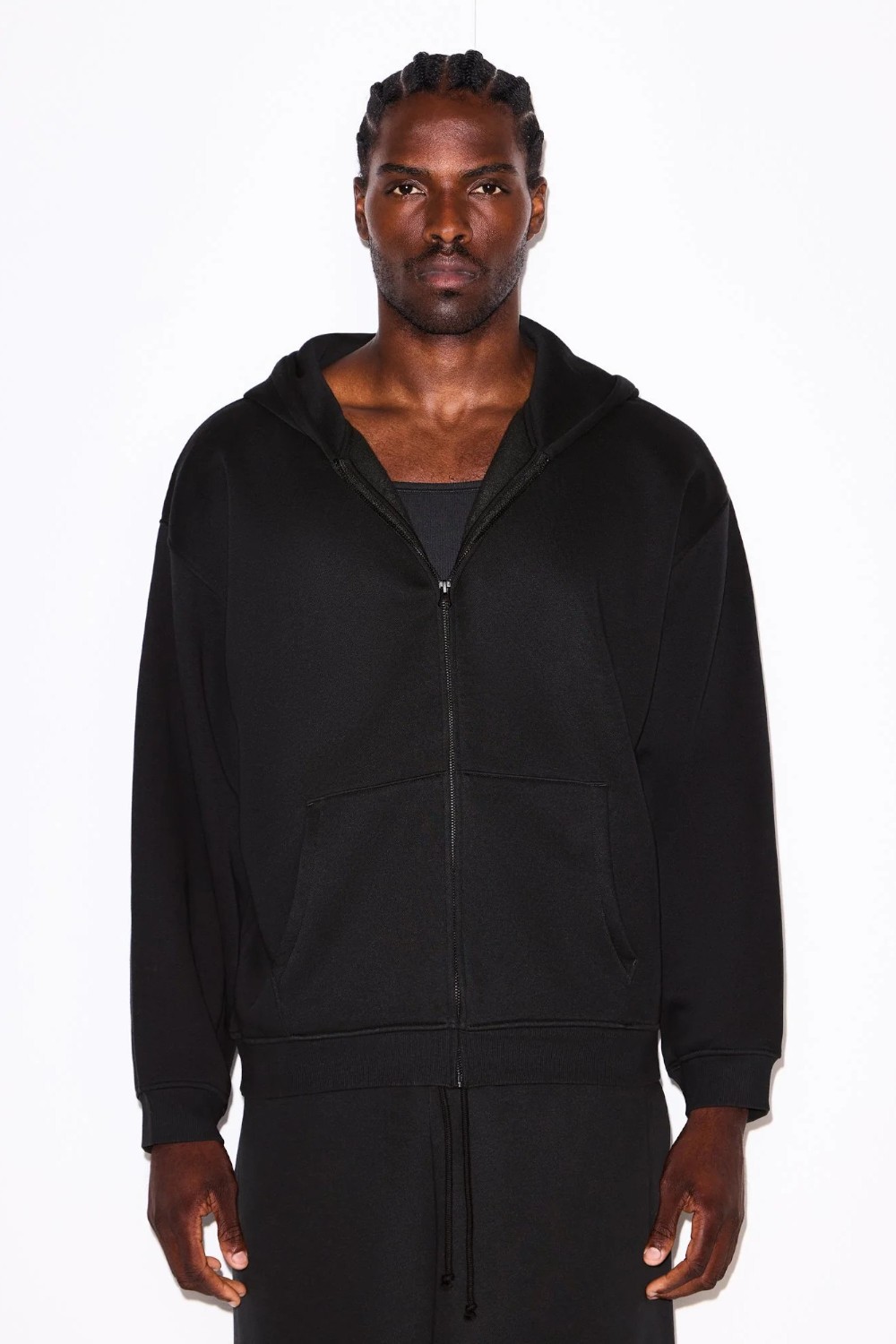 תמונת דוגמן קידמית של RELAXED ZIP UP HOODIE