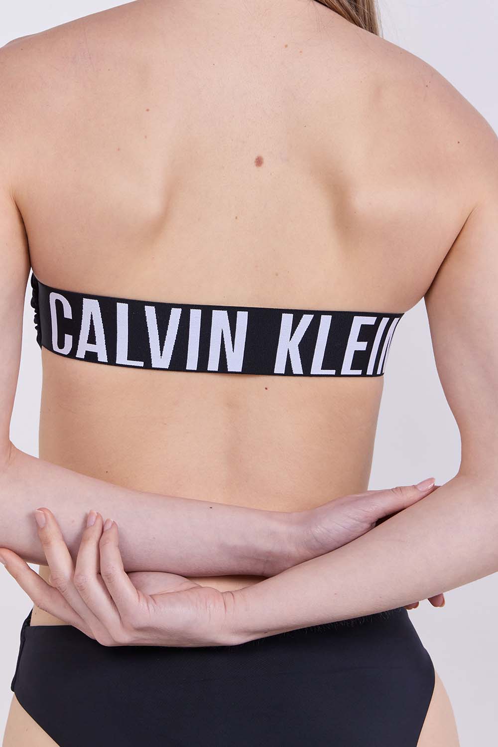 תמונת תקריב דוגמן של בגד ים שלם סטרפלס