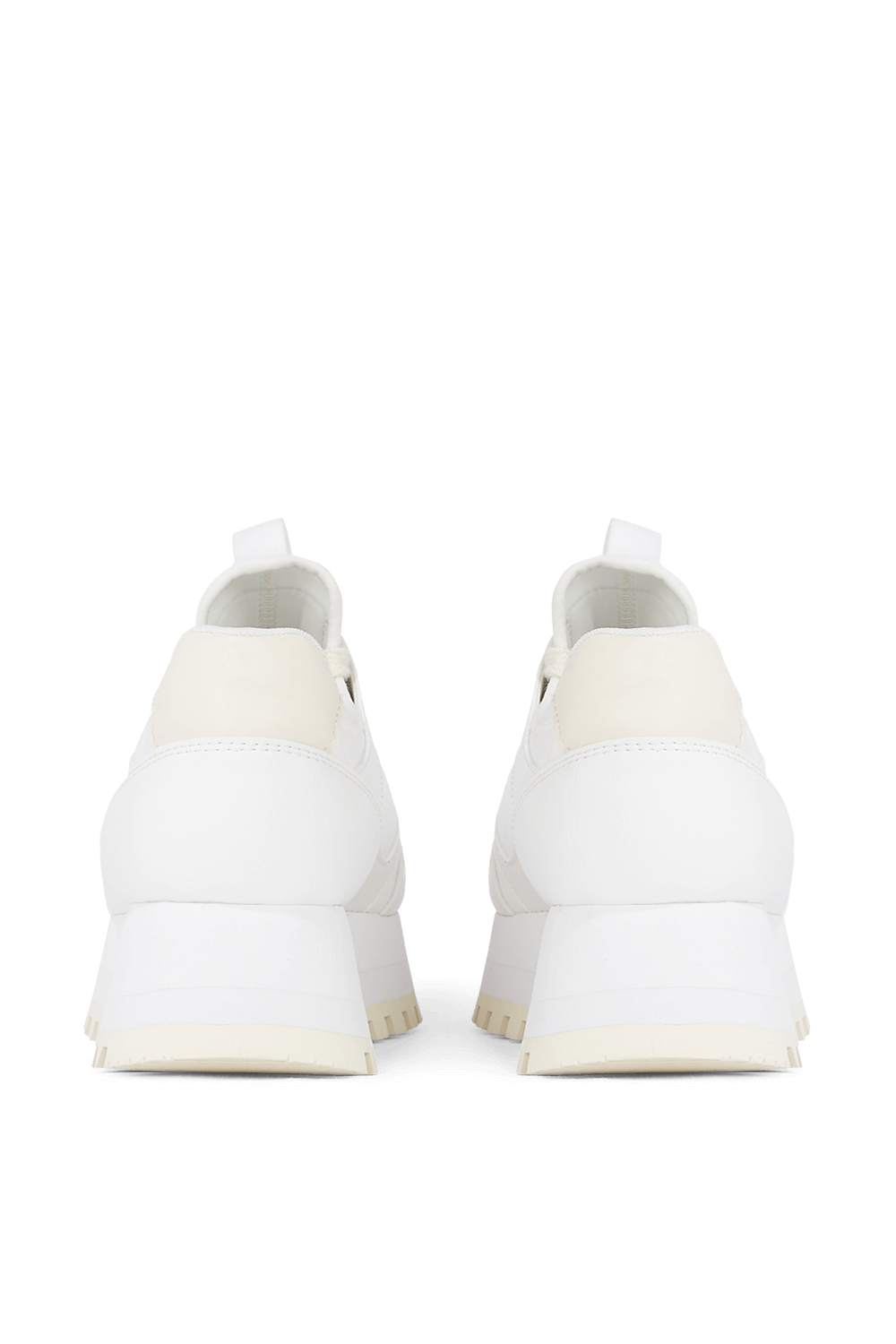 תמונת תקריב של נעלי סניקרס צ'אנקיות