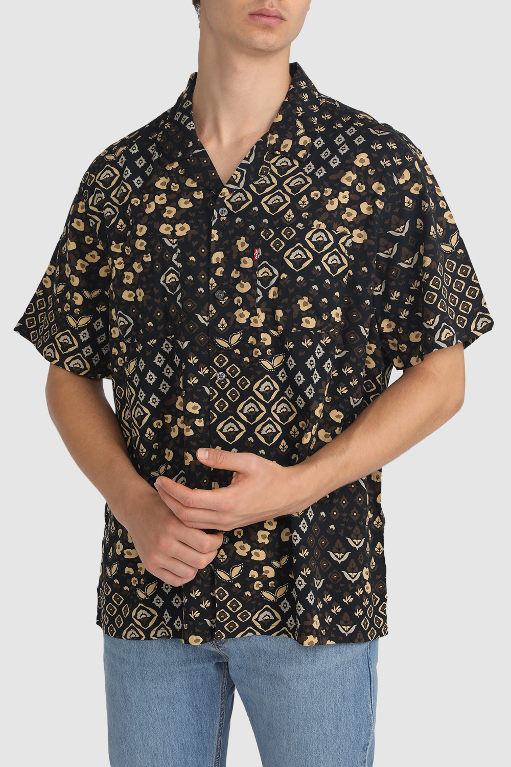 תמונת דוגמן קידמית של חולצה מכופתרת קצרה