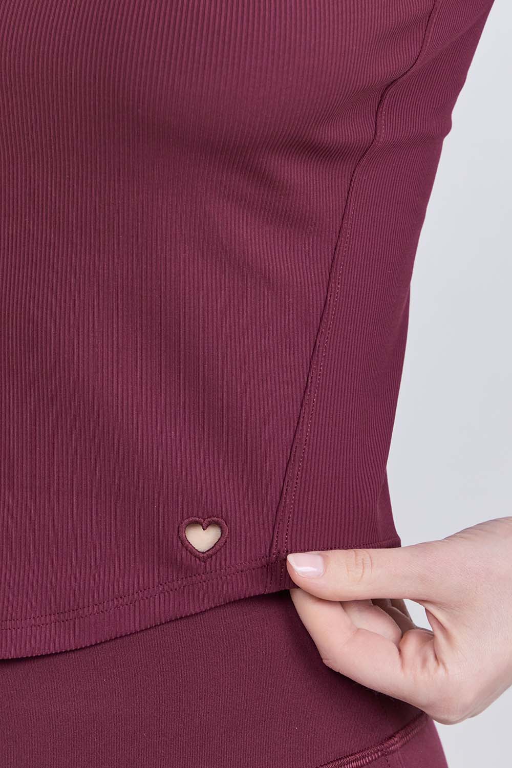 תמונת תקריב דוגמן של *Nulu Rib Cropped Tank Heart