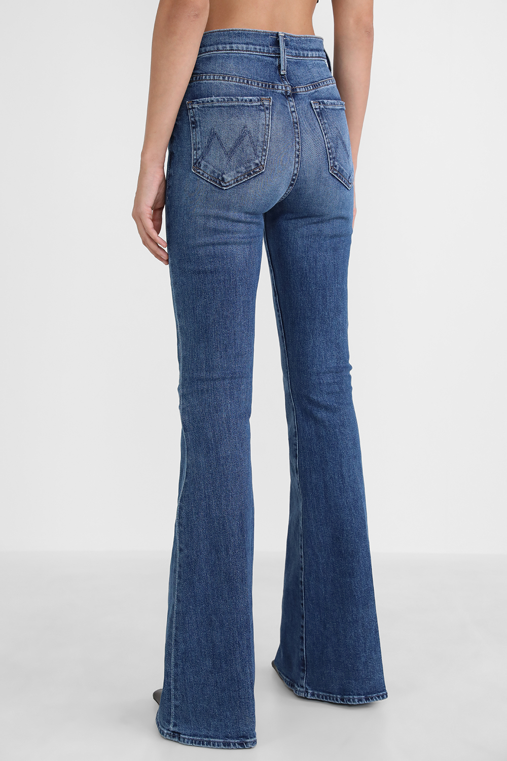 תמונת דוגמן אחורית של מכנסי ג`ינס בגזרה מתרחבת