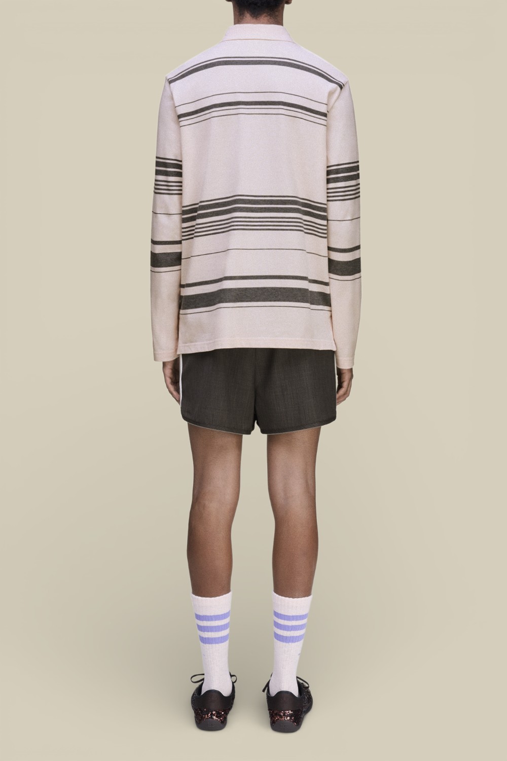 תמונת דוגמן אחורית של חולצת פולו