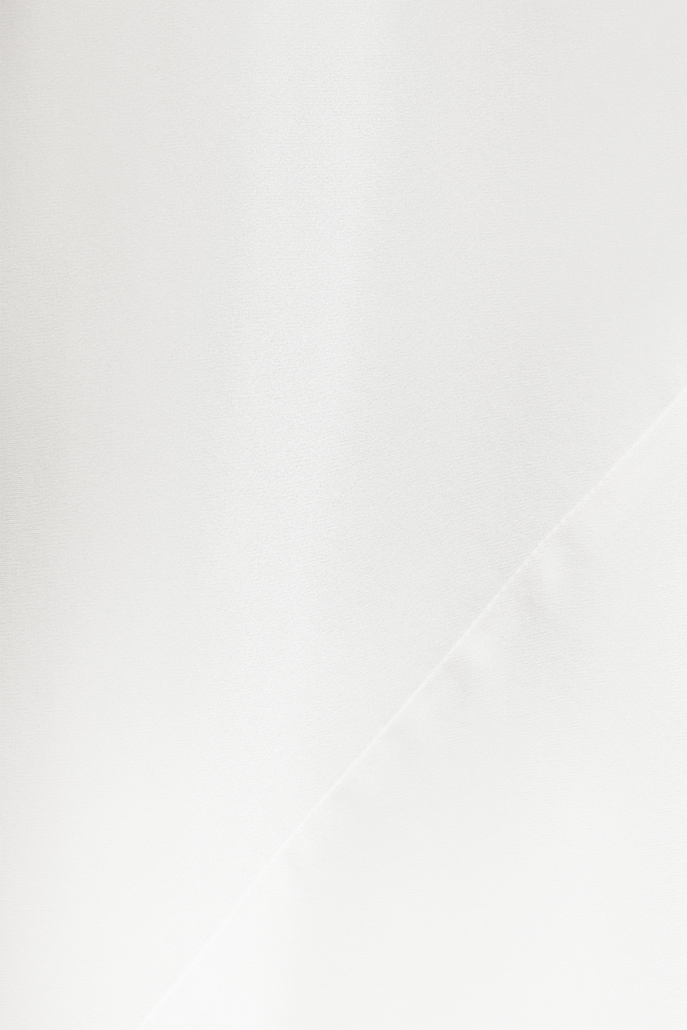 תמונה אחורית של שמלת מקסי בגוון שנהב העשויה משי