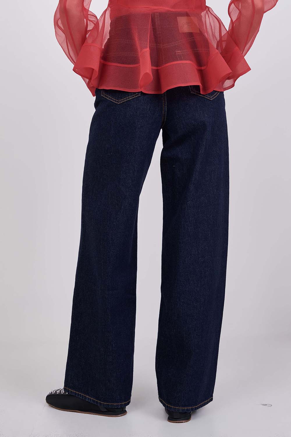 תמונת דוגמן אחורית של מכנסי ג'ינס לארי בגזרה משוחררת