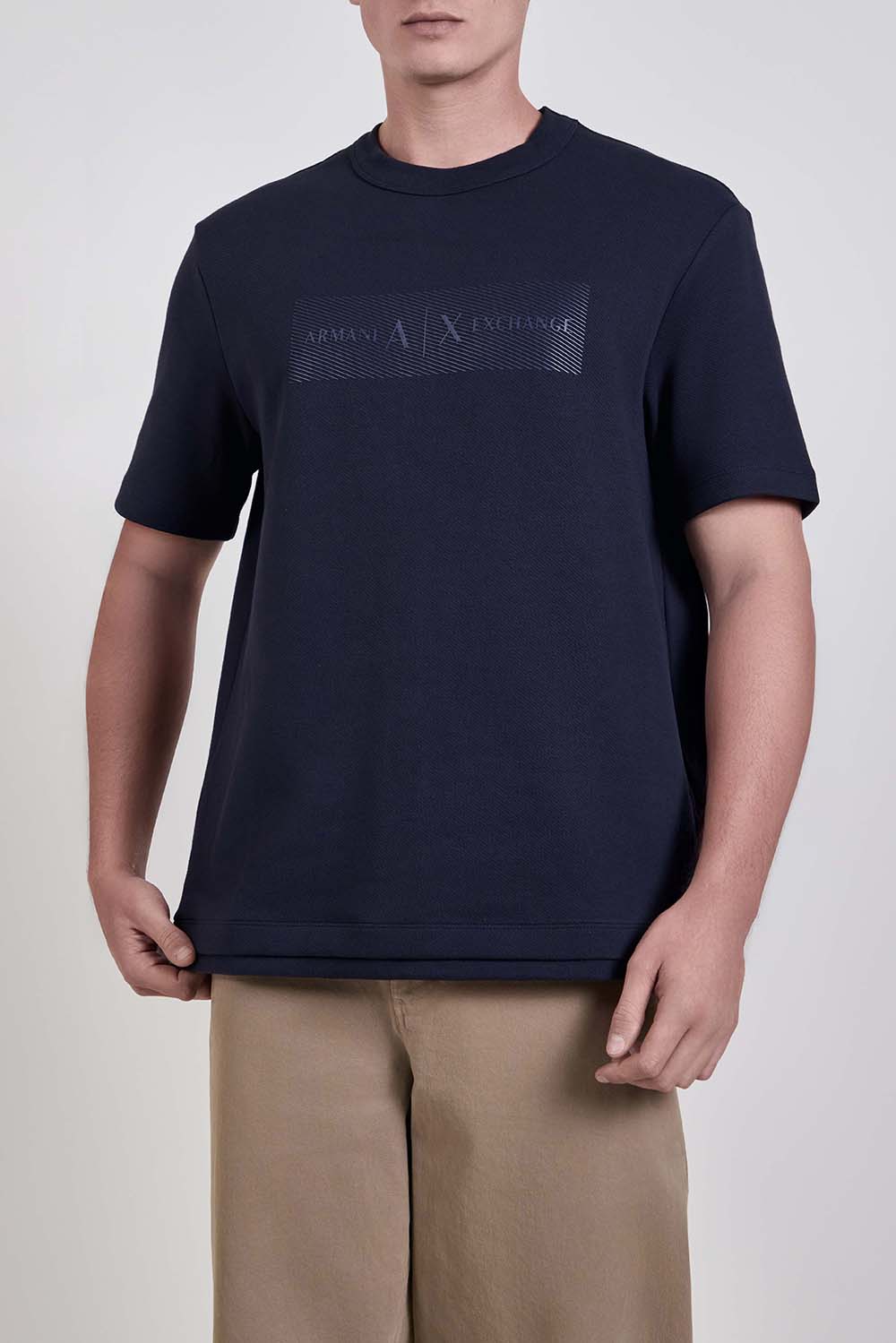 תמונת דוגמן קידמית של חולצת טי בגזרה משוחררת