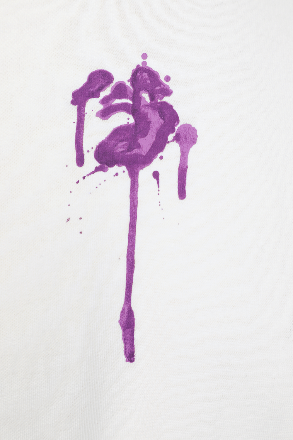 תמונת תקריב של חולצת טי פלמינגו בצבע לבן