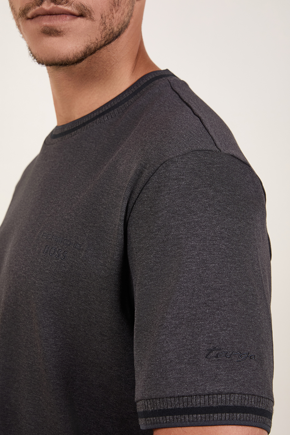 תמונת תקריב דוגמן של חולצת טי בוס X פורשה