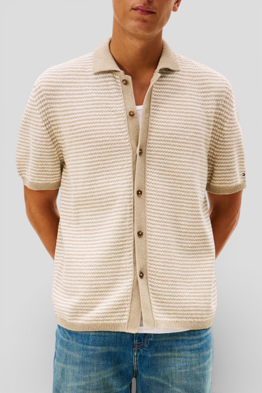 תמונת דוגמן קידמית של חולצה מכופתרת