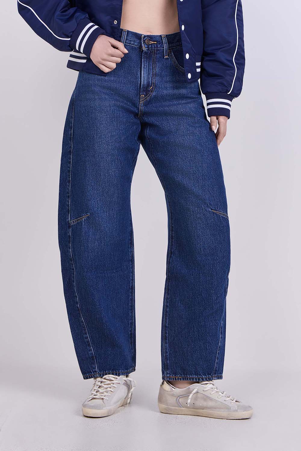 תמונת דוגמן קידמית של מכנסי ג'ינס בלון ישרים