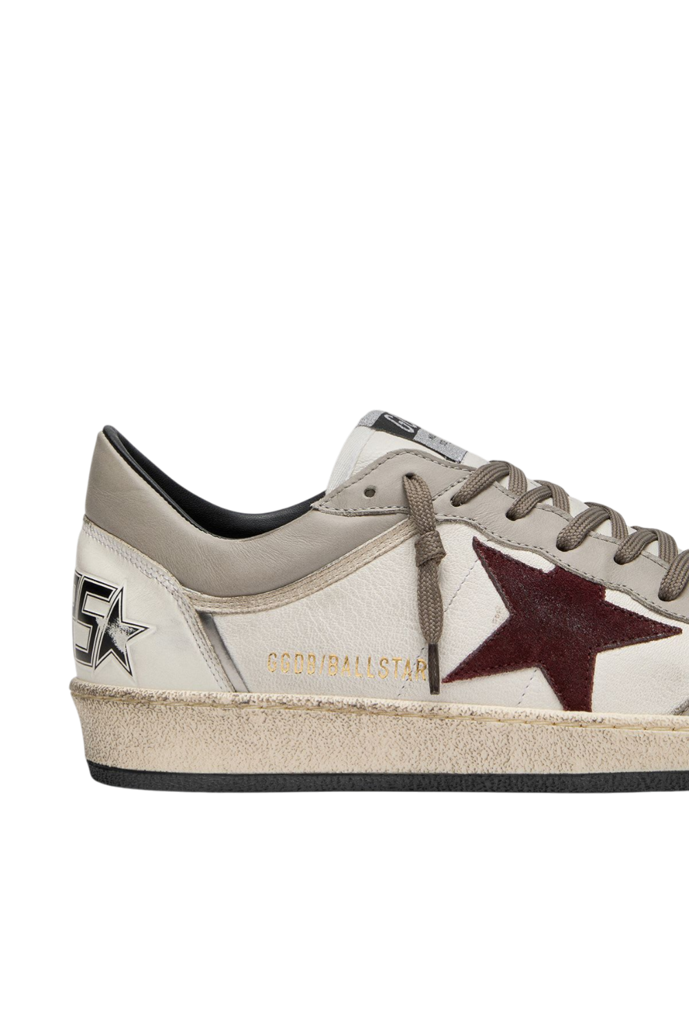 תמונת תקריב של נעלי סניקרס