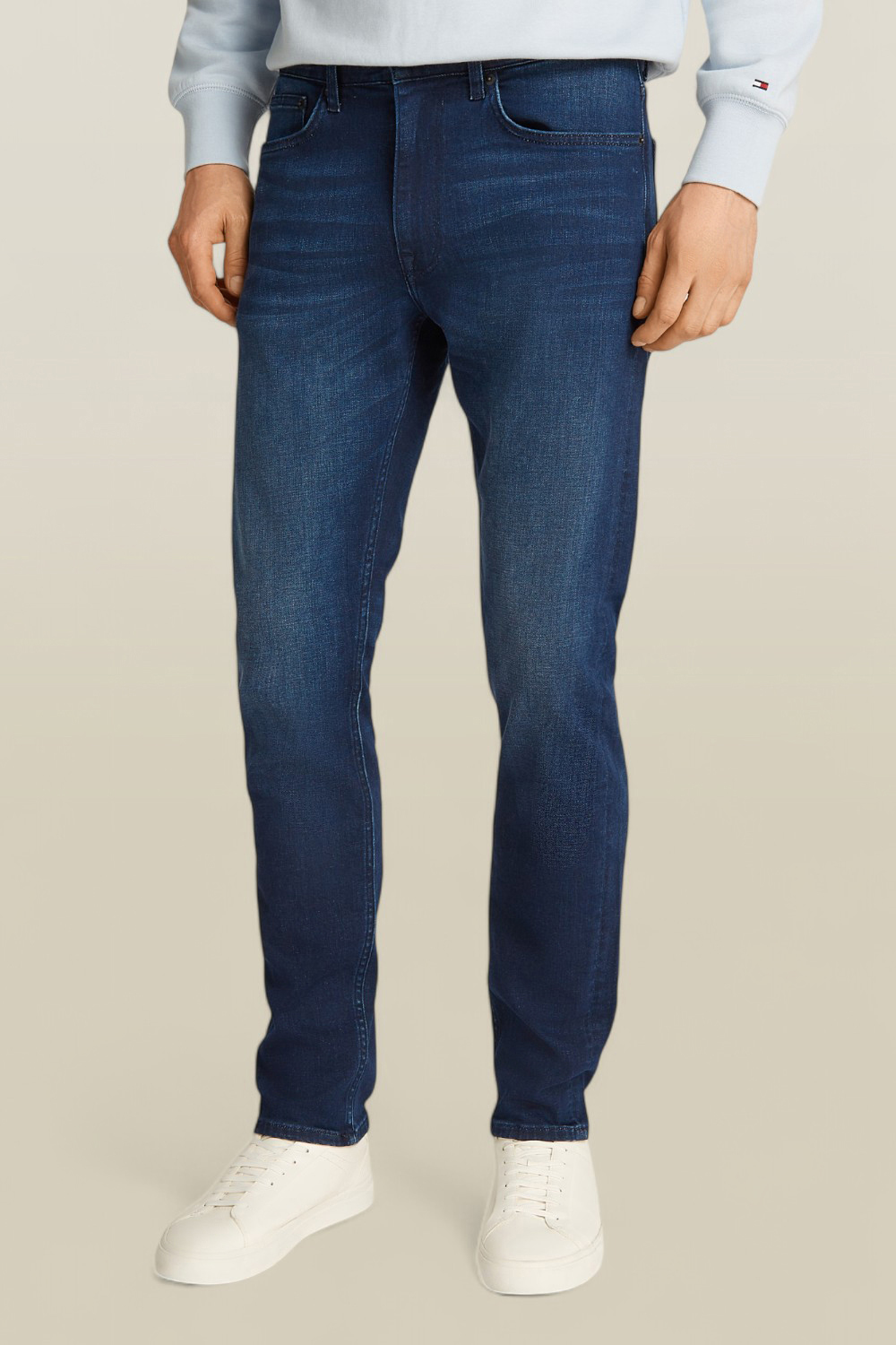 תמונת דוגמן קידמית של מכנסי ג'ינס בגזרת סלים