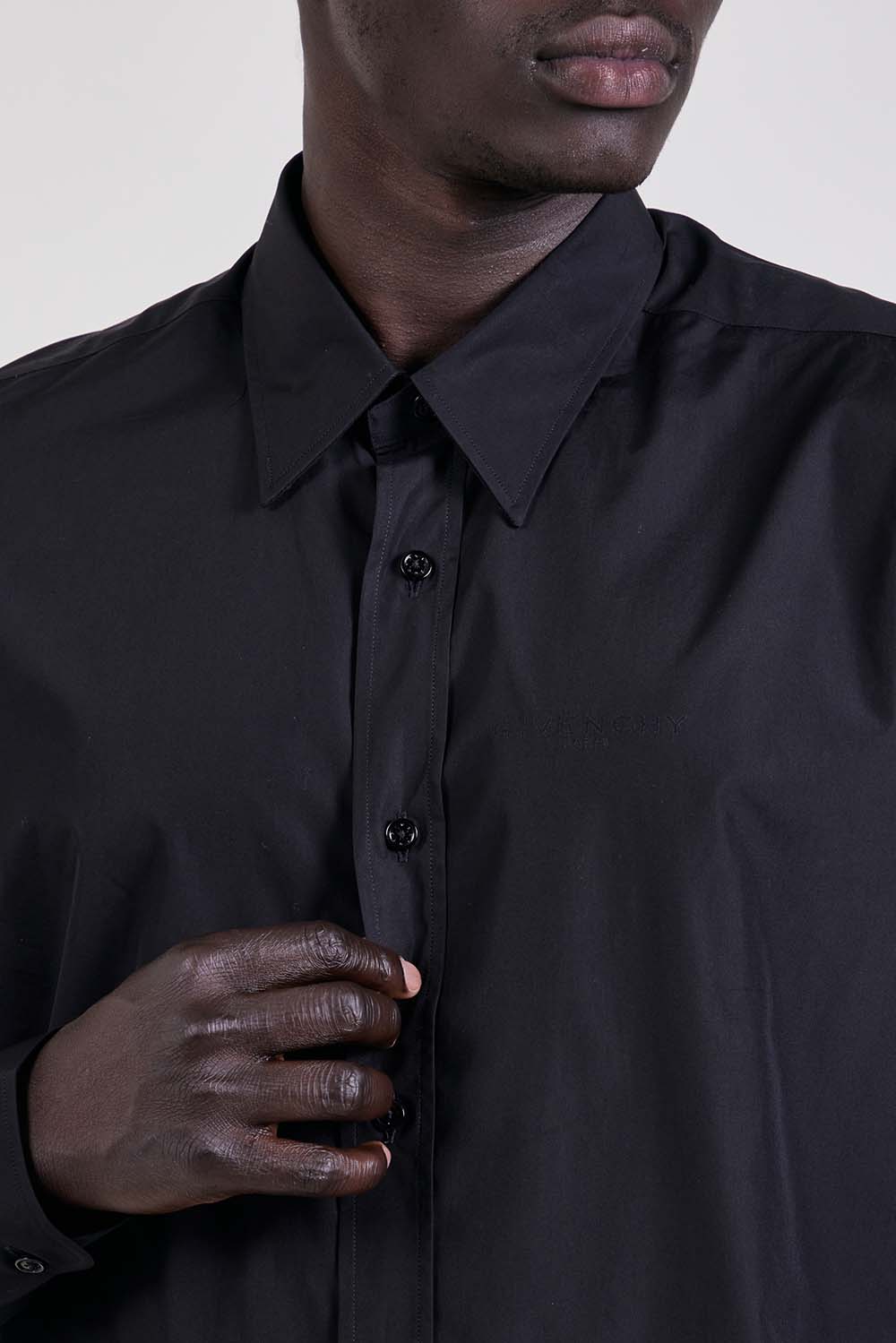 תמונת תקריב דוגמן של חולצה מכופתרת ארוכה