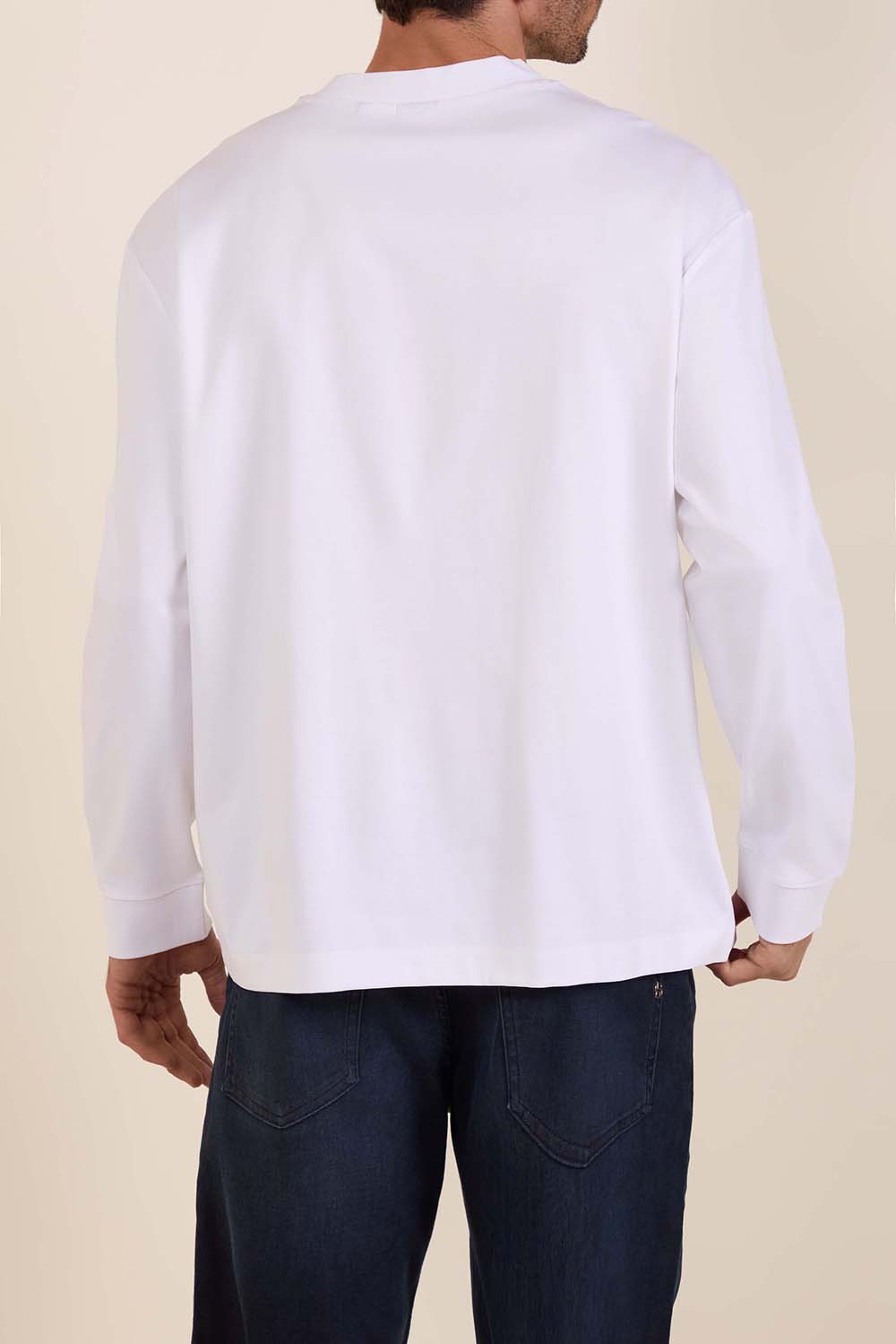 תמונת דוגמן אחורית של חולצת טי