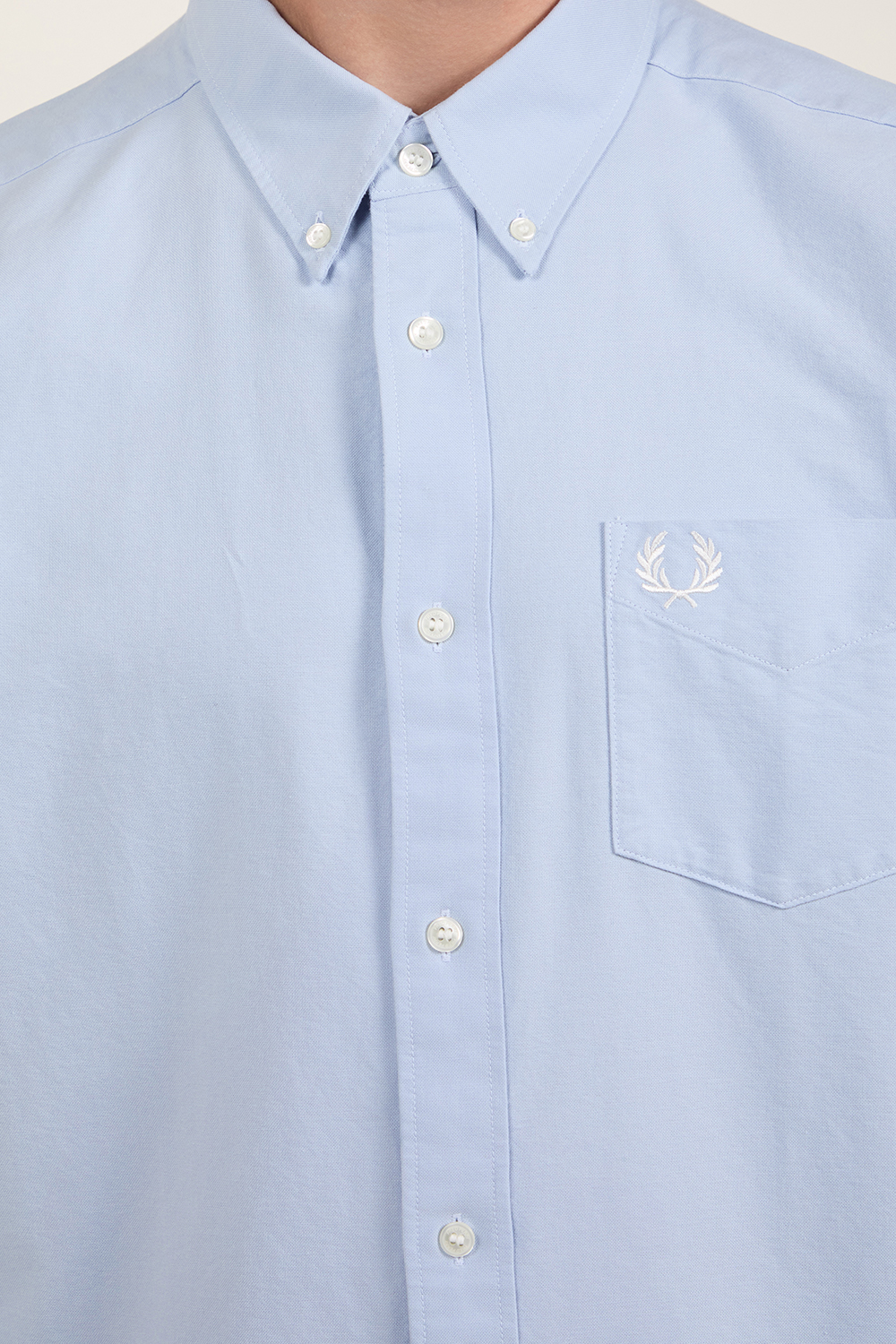 תמונת תקריב דוגמן של חולצת כפתורים