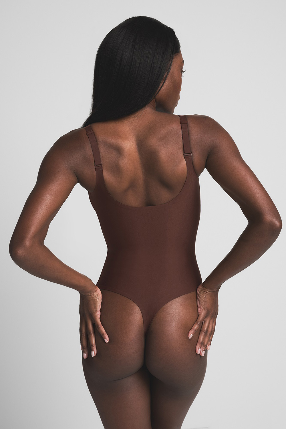 תמונת דוגמן אחורית של CORE SCULPT PLUNGE THONG BODYSUIT