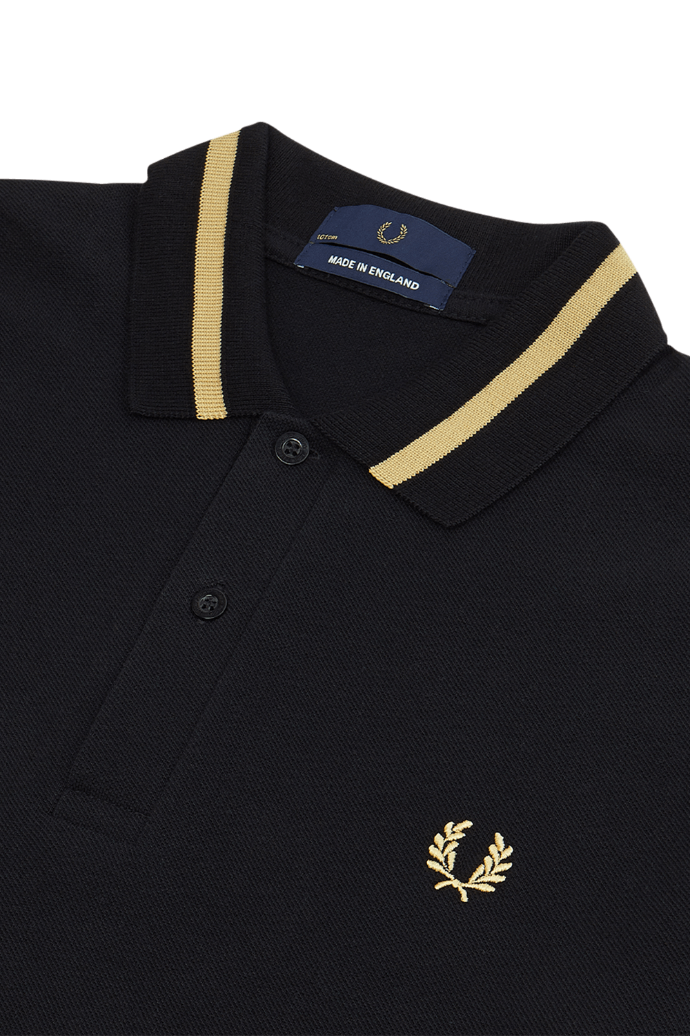 תמונת תקריב של חולצת פולו שחורה עם עיטורי פסים