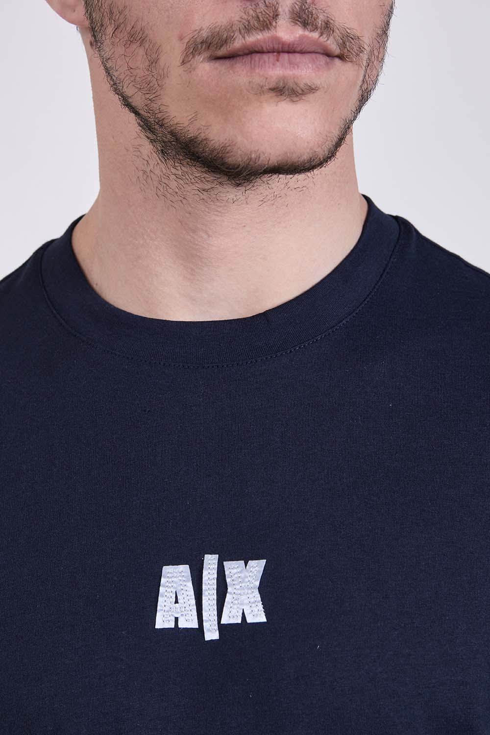 תמונת תקריב דוגמן של חולצת טי בגזרה ישרה