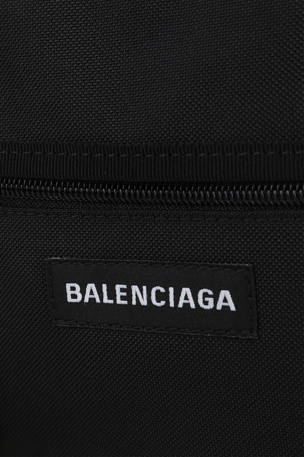 תמונת תקריב של תיק קרוס אקספלור בגוון שחור