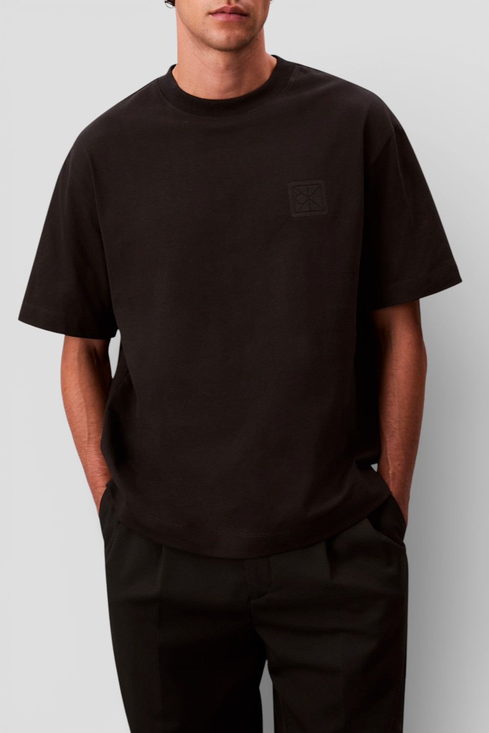 תמונת דוגמן קידמית של חולצת טי אוברסייז