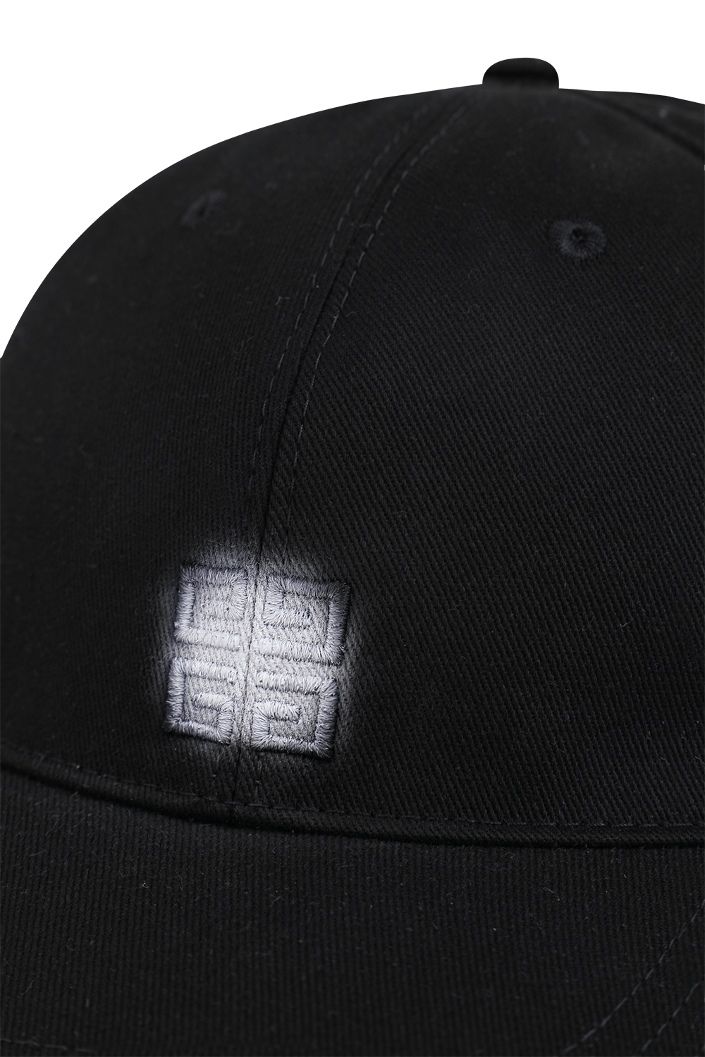 תמונת תקריב של כובע מצחיה עם לוגו גרפיטי בצבע שחור