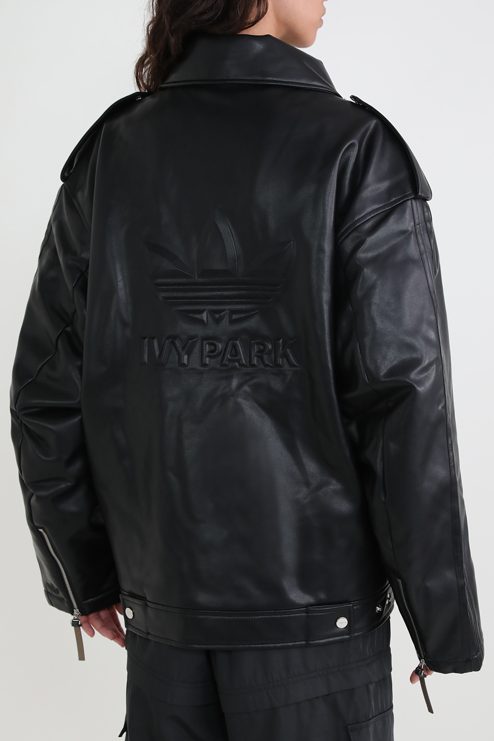 תמונת דוגמן אחורית של אייבי X אדידס ז'קט מוטו