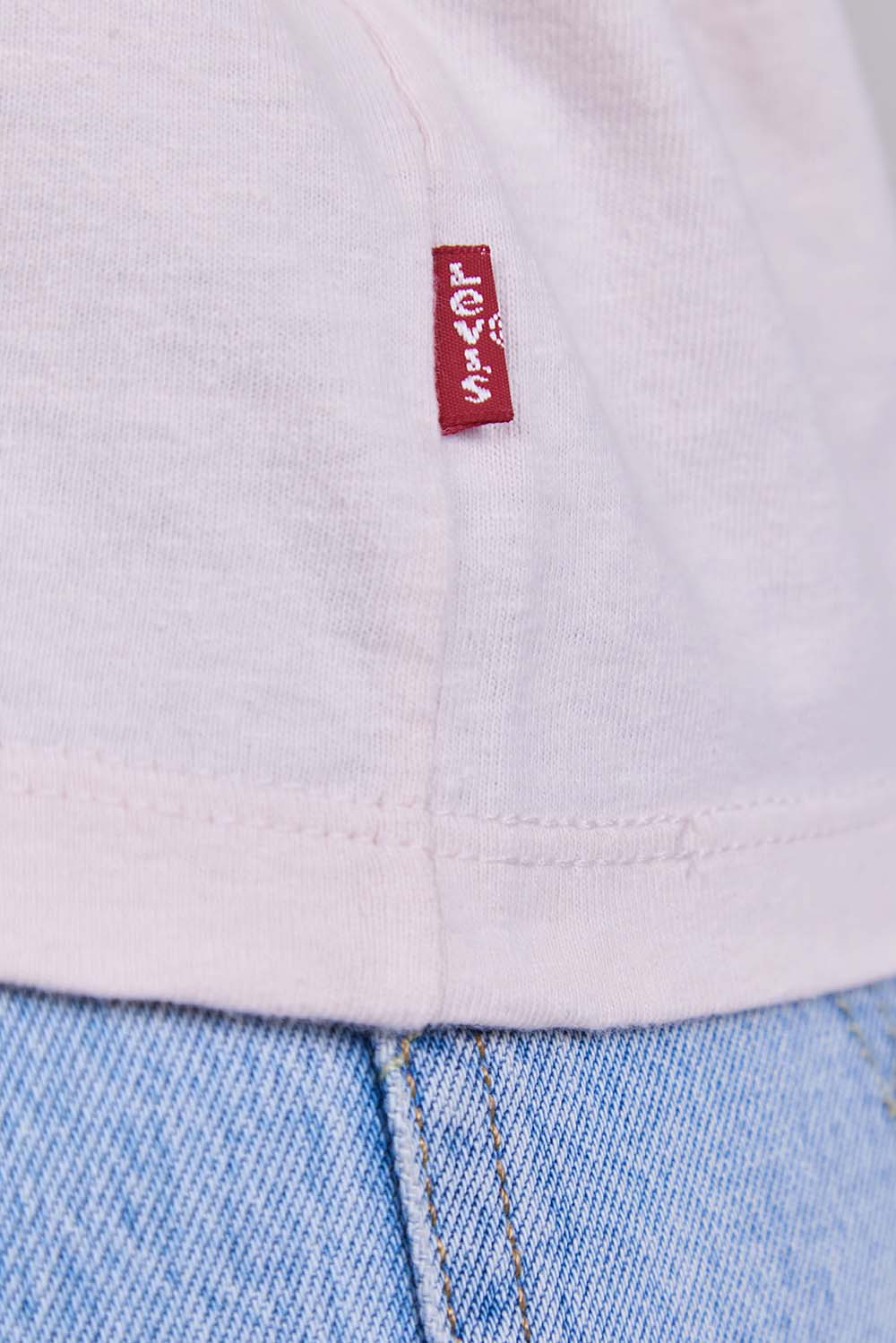 תמונת תקריב דוגמן של חולצת טי