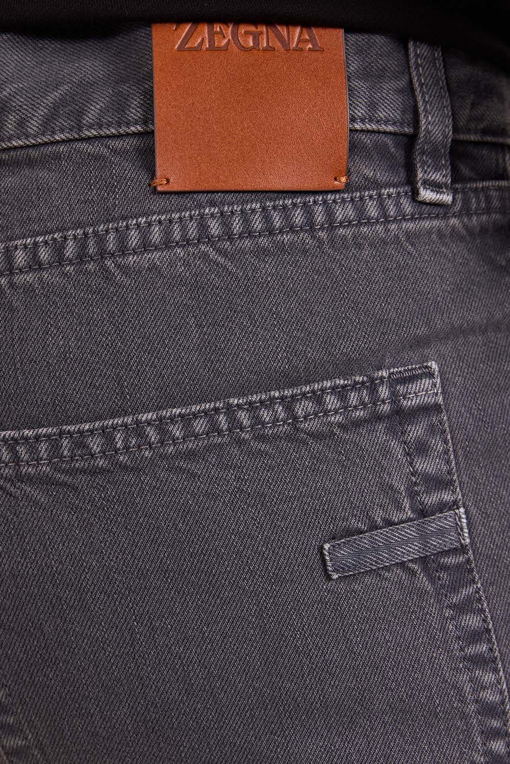 תמונת תקריב דוגמן של מכנסי ג'ינס בגזרה ישרה