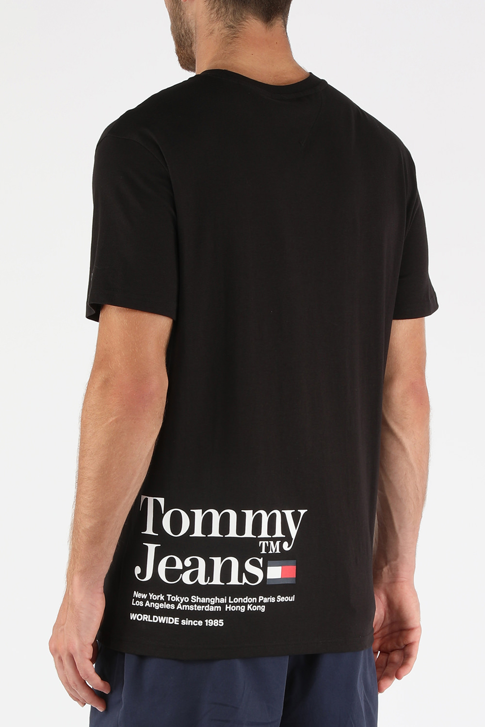 תמונת דוגמן אחורית של חולצת טי עם לוגו מלפנים ומאחור