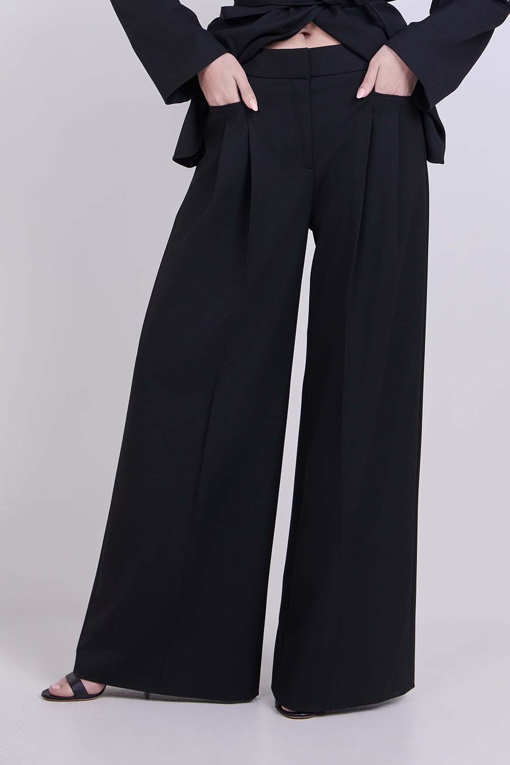 תמונת דוגמן קידמית של מכנסיים מחוייטים